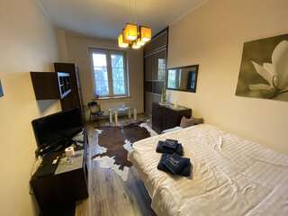 Апартаменты Gdanskie Apartamenty - Old Town Rooms Гданьск Двухместный номер с 1 кроватью и общей ванной комнатой-12